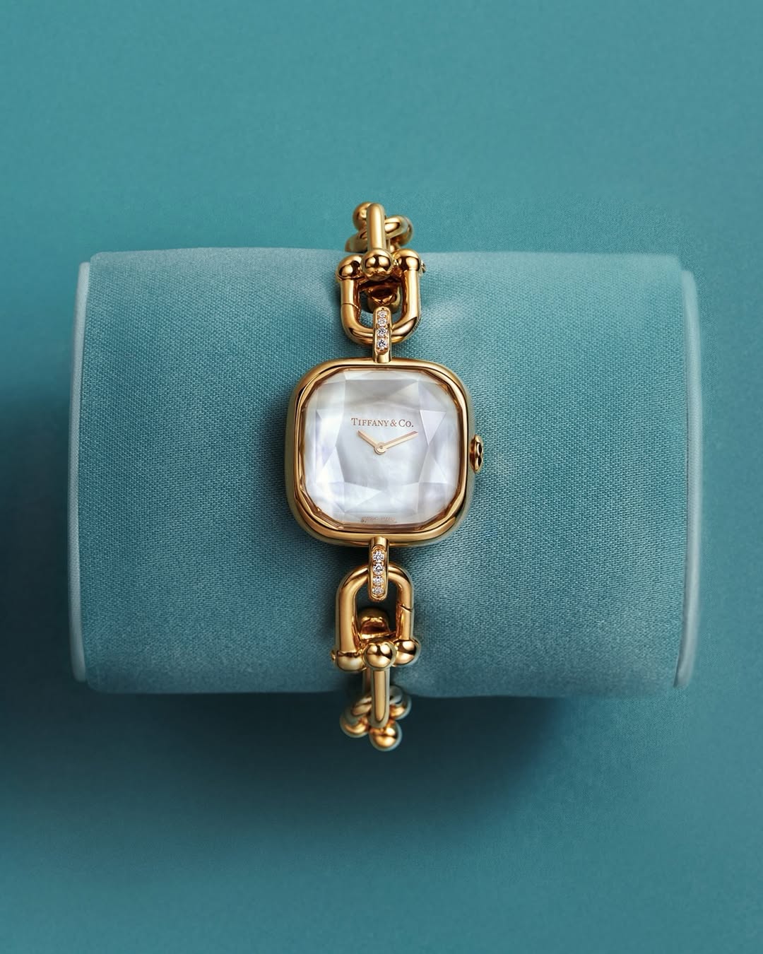 TIFFANY & CO. UNVEILS ITS 2026 VALENTINE’S DAY CAMPAIGNTiffany & Co. presents its 2026 Valentine